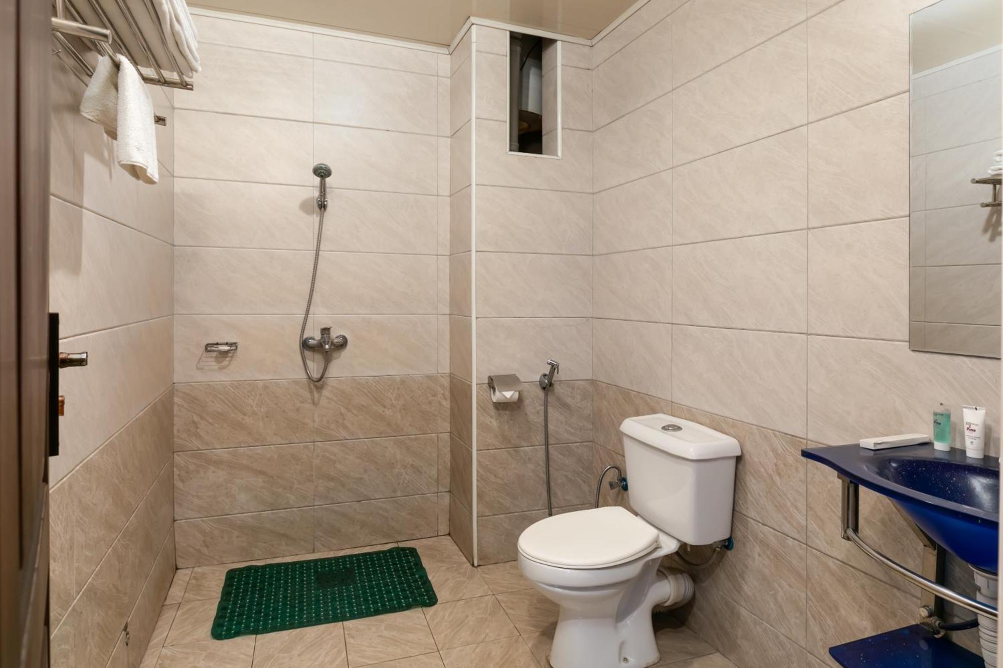 Russell Hotel Kampala Ngoại thất bức ảnh