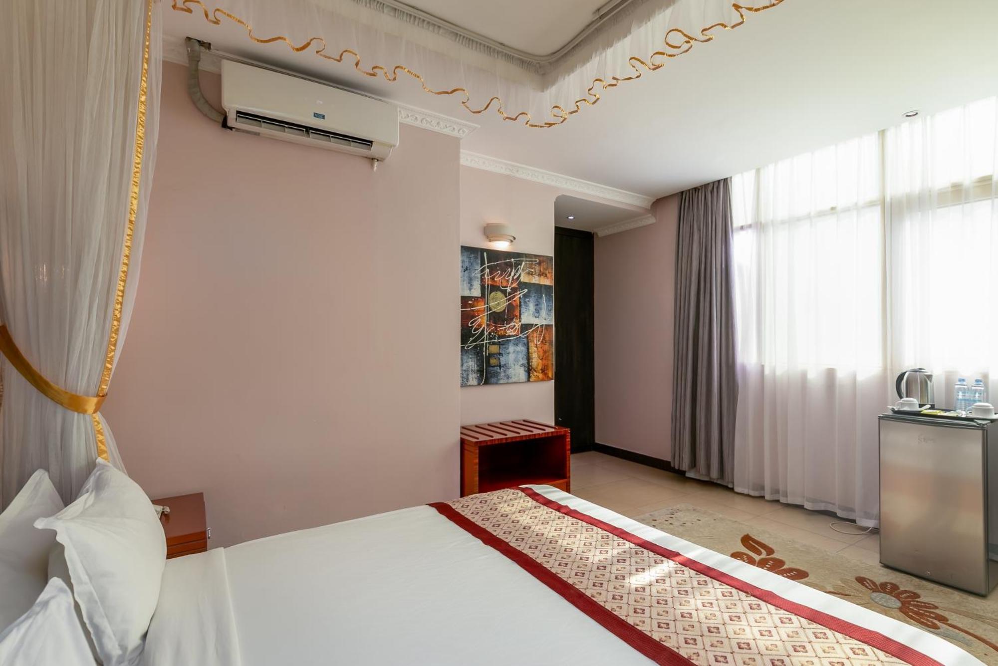 Russell Hotel Kampala Ngoại thất bức ảnh